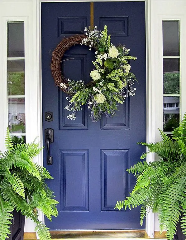 Когда вы увидели, что это был старинный пост на переднем крыльце, вероятно, первое, что приходило в голову, было венок. Ну, когда у тебя есть так много великолепных на выбор, я вряд ли могу это оставить. Просто убедитесь, что она полна великолепных цветов, и вы все настроены. (через «Забор пикета»)