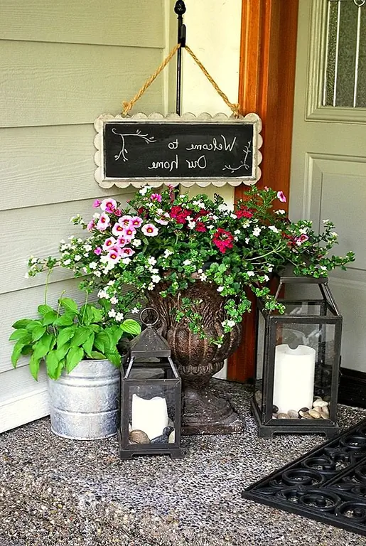 Все думают о цветах, когда думают о весне. Таким образом, подкладка ваших шагов на крыльце с некоторыми красочными цветами - прекрасная идея. Это сделает ваши шаги местом, чтобы сидеть и читать и наслаждаться солнцем, пока вы приветствуете своих соседей.