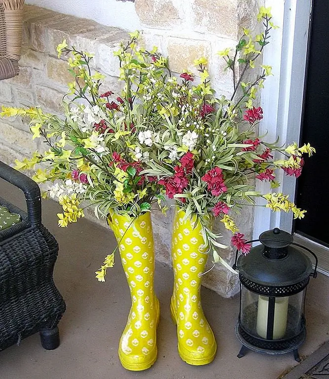 Rainboots необходимы для многих весенних шкафов, но знаете ли вы, что можете делать больше, чем просто носить их? Очистите зону зазора и найдите яркую паттерновую колоду, чтобы заполнить цветами на вашем крыльце. Я не удивлюсь, если они останутся там летом. (через Двенадцать Оукс-Усадьбы)