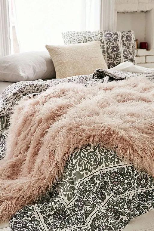 Овчина для спальни тоже! Найдите дополнительные длинные, чтобы использовать как бросок для вашей кровати. Мало того, что он добавит тепло, когда вы проскользните под обложки, разница в текстуре принесет тонкую заинтересованность и глубину вашей спальне. (через Luxe Faux Fur)