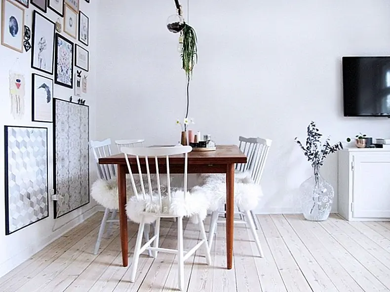 Определенно скандинавский, но не из вашей досягаемости, вам просто нужно добавить эти подушки из овчины в свою столовую. Для изготовления двух подушек требуется только один коврик из овчины, и как вы можете сказать «нет»? (через ФРК Хансен)