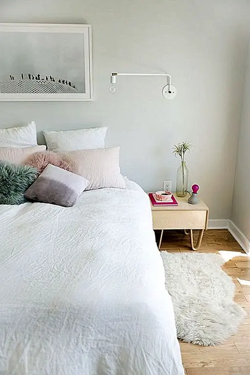 Добавление меха в спальню - это всегда отличная идея, но что, если вы предпочтете, чтобы белье было покрыто овчинным одеялом? Введите пороховую подушку. Независимо от того, делаете вы сами или покупаете их, они определенно станут любимой особенностью вашей спальни. (через дизайн Love Fest)