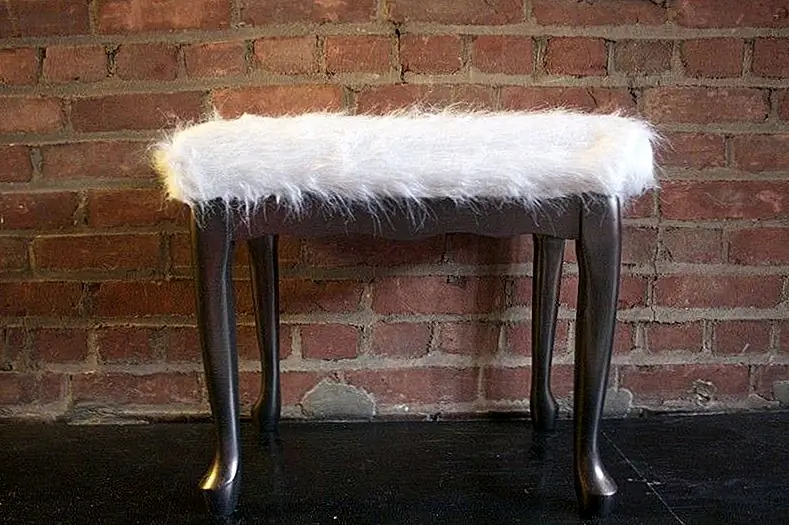 Заманчиво выбрасывать старую скамью или сиденье с носовой подушкой. Тем не менее, вы должны обязательно подумать о том, чтобы сохранить его и восстановить сиденье с овчинным ковриком. Это экономно и шикарно в одном предложении. (через лошадей и каблуки)