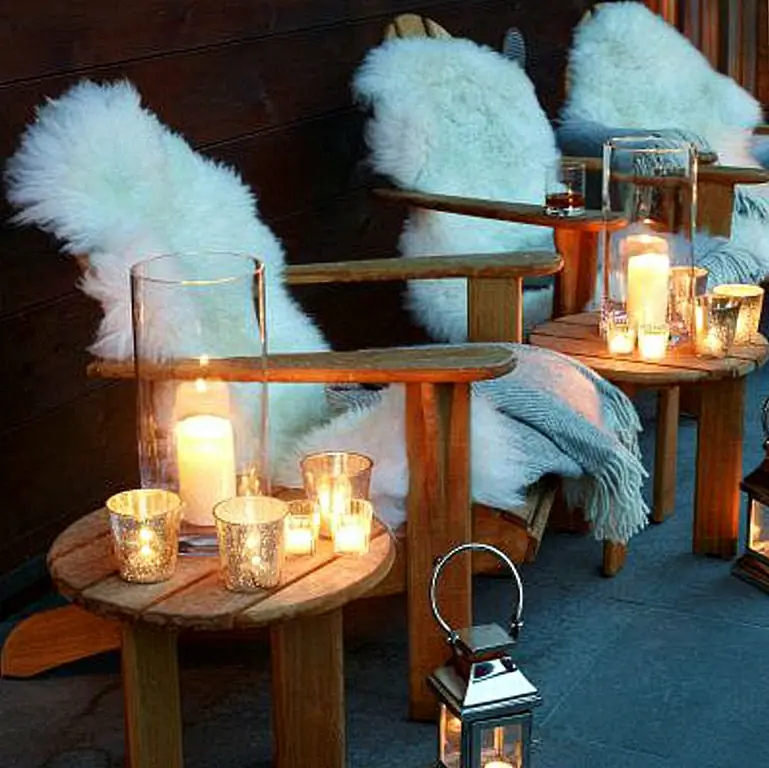 Как это блестяще. Если место, где вы живете, может похвастаться приятными холодными ночами, а не холодными темпами, бросьте овчинный коврик на наружные стулья на крыльце, чтобы создать еще одно пространство, чтобы провести зимние вечера. (через Haus Alpina Klosters)