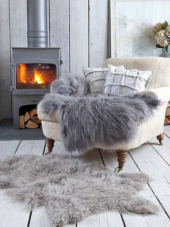 10 способов украсить овчинным ковриком