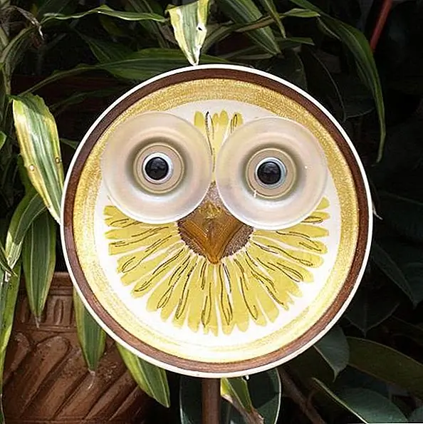 С большой пластиной, двумя крошечными и немного краской вы можете сделать прекрасное садовое искусство. Как мило эта сова? Вы также можете создавать свои собственные проекты и комбинировать плиты, как хотите. Вы могли бы, например, сделать некоторые необычные цветы.