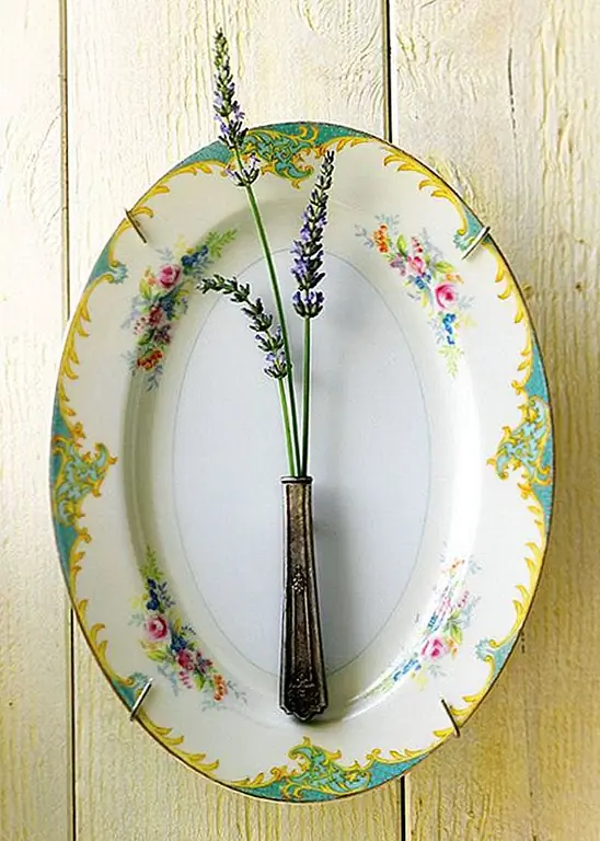 Если у вас есть китайское блюдо, которое вы хотели бы выйти из кабинета, тогда вы можете превратить его в декор стены. Вам также понадобится пустая рукоятка ножа, которую вы можете превратить в крошечную вазу, прикрепленную к тарелке.