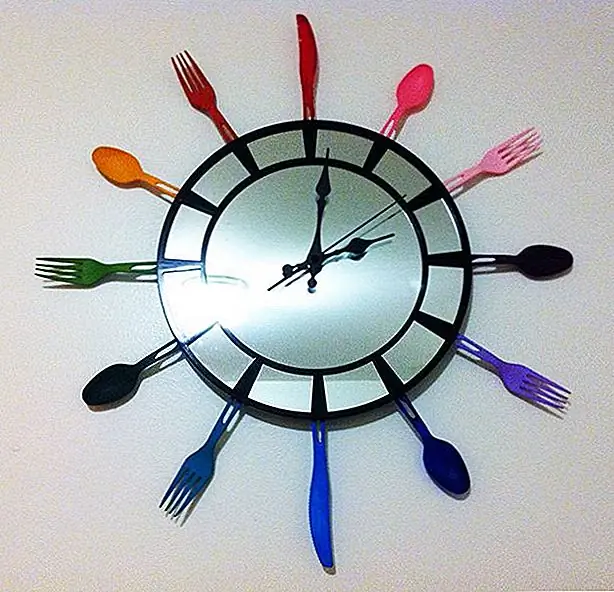 Получите кучу ложки, вилки и ножи и украсьте старые настенные часы. Каждый из них может быть окрашен в другой цвет для более привлекательного вида.