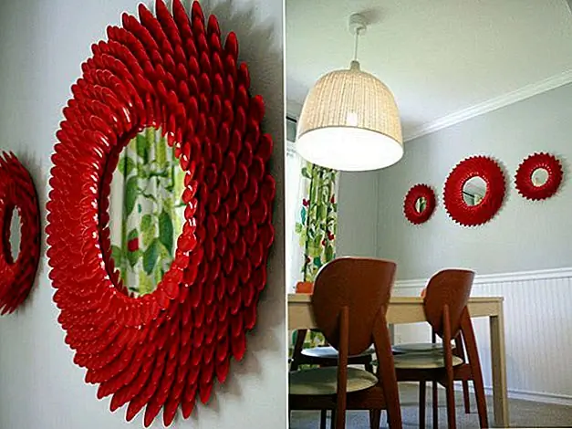 Это то, что вы можете сделать с большим количеством пластиковых ложек и много терпения. Это классный способ украсить зеркальную рамку, и вы можете сделать цветную часть такой же большой и такой же красочной, как хотелось бы.