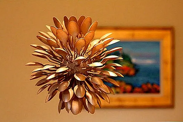 Что-то вроде этого также можно сделать с помощью пластиковых ложек. Вы можете прикрепить их к круглой пенной сердцевине или к чему-то подобному с помощью клея. Они выглядели бы еще интереснее, если бы вы нарисовали их смелый цвет или даже несколько разных цветов.