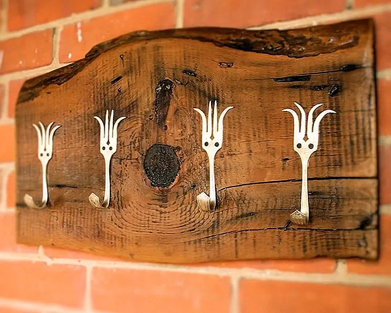 Поверните старые вилки в крючки для вешалки для одежды, которые вы можете сделать с нуля. Вам нужно кусочек коряги или доски, несколько вилок, несколько гвоздей и что-то, чтобы согнуть вилки, чтобы они получили этот напуганный вид.