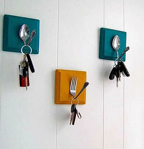 Отдельные вилки или ложки можно прикрепить к маленьким деревянным блокам, чтобы сделать крючки для подъезда. Они могут быть вашими новыми держателями ключей, и каждый из них может иметь различный цвет: один для каждого члена семьи.