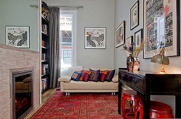 Добавьте ковры во все области дома. Нехорошо ходить на холодных полах, ковры и ковры делают дом более привлекательным и теплым.