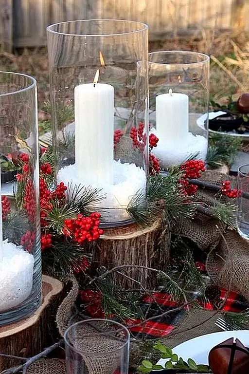 Украсьте сосновыми шишками, листьями, ветками деревьев и всякими другими вещами и поместите их в прозрачные стеклянные контейнеры. Вы можете использовать пустые бутылки вина как вазы или подсвечники и аптечные банки для мелочей.