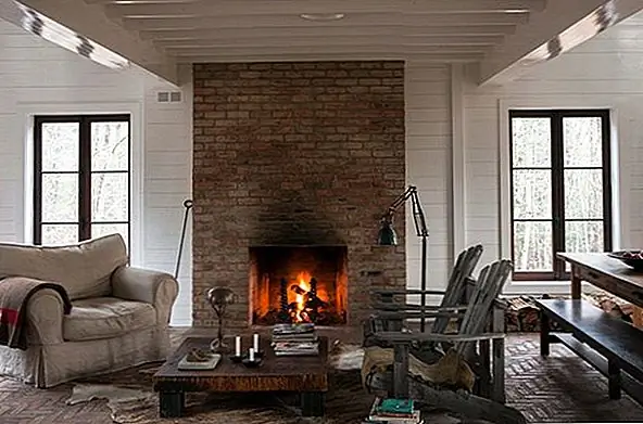 Создайте уютную гостиную перед камином. Возьмите диван или набор удобных кресел и журнальный столик, и все готово.