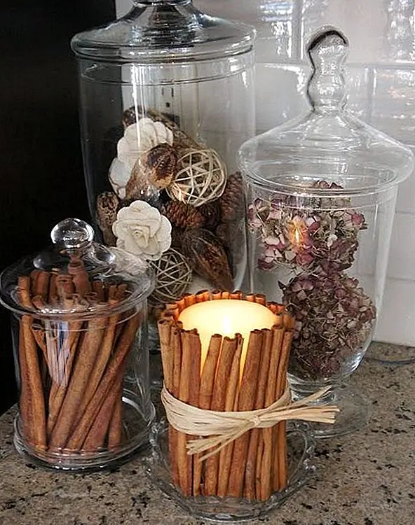 Чтобы сделать ваш дом более комфортным и привлекательным, используйте палочки с корицей, ваниль и другие красивые ароматы. Вы также можете зажечь ароматические свечи для ароматной атмосферы.