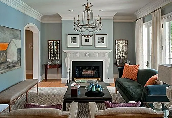 Ваши смелые произведения искусства могли бы выглядеть красивыми летом, но это не идеально подходит для зимнего сезона. Вы должны получить что-то менее поразительное. Повесьте черно-белые фотографии или картину, которую вы найдете подходящей для этого случая.