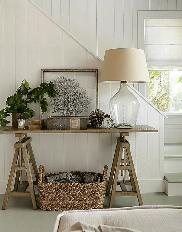 Верхнее освещение не является любимым человеком. Итак, кто хочет идти в дверь? Обеспечьте лампу на столе, которая будет приветствовать вас дома с мягким свечением. Кроме того, стили лампы обширны, поэтому у вас будет множество вариантов, которые лучше всего подходят для вашего дома. (через Style Me Pretty)