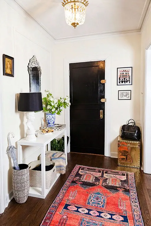 Вы можете удивиться, что происходит со всеми ботинками и ключами и изменениями? Легко. Получите некоторое хранилище. Коробки под вашим столом могут спрятать обувь из поля зрения, а небольшой поднос может загонять ваши ключи и меняться. Все дело в том, чтобы поместить вещи. (через The Everygirl)