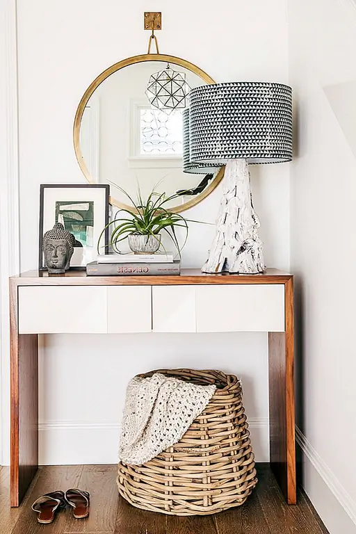 Включение зеркала в ваш вход почти обязательно. Особенно, если вы делаете один раз, прежде чем покинуть дом. Большое зеркало отразит свет в темном проходе, но даже маленькая будет иметь цель. (через архитектурный дайджест)