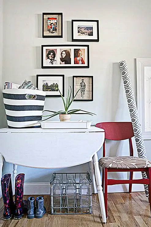 Говоря о личности, всегда приятно видеть, кто живет в доме. Повесьте несколько фотографий семьи или положите свою любимую рамку на стол, чтобы приветствовать вас с улыбкой каждый раз, когда вы ходите в дверь. (через Руководство по Глиттеру)