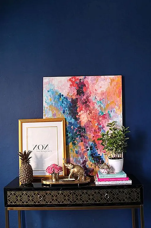 Не у всех из нас есть семейные фотографии для показа. Это нормально. Выбирайте художественное произведение, которое вы лично любите. Или, может быть, создать вдохновляющую цитату, в которой вы будете готовы заняться днем, когда вы уезжаете каждое утро. (через Swoon Worthy)