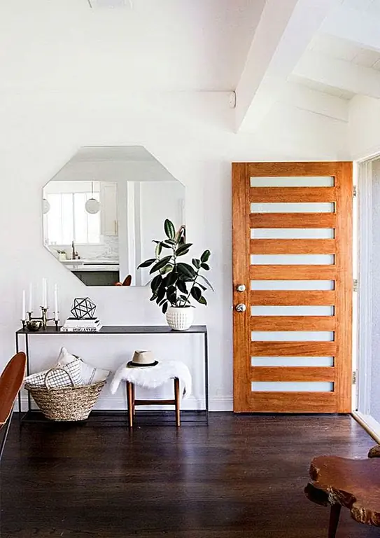 Не забывайте о своей зелени! Маленький комнатный завод на столе или большой в пустом углу вдохнет жизнь в ваш вход. Плюс комнатные растения дают нам повод вернуться домой, так как они не могут окунуться в воду. (через Аманду Кэтрин)