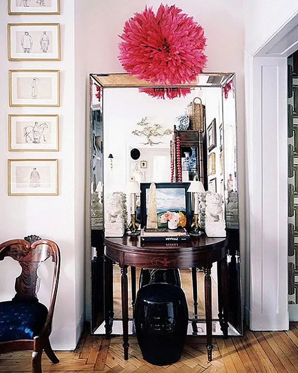 Не стесняйтесь думать вне коробки. Если у вас нет входа, сделайте одно. Вы можете использовать все те же советы для входа в стол и просто положить все это на стену у двери. По крайней мере, вы все равно увидите свою работу. (через Лонни)