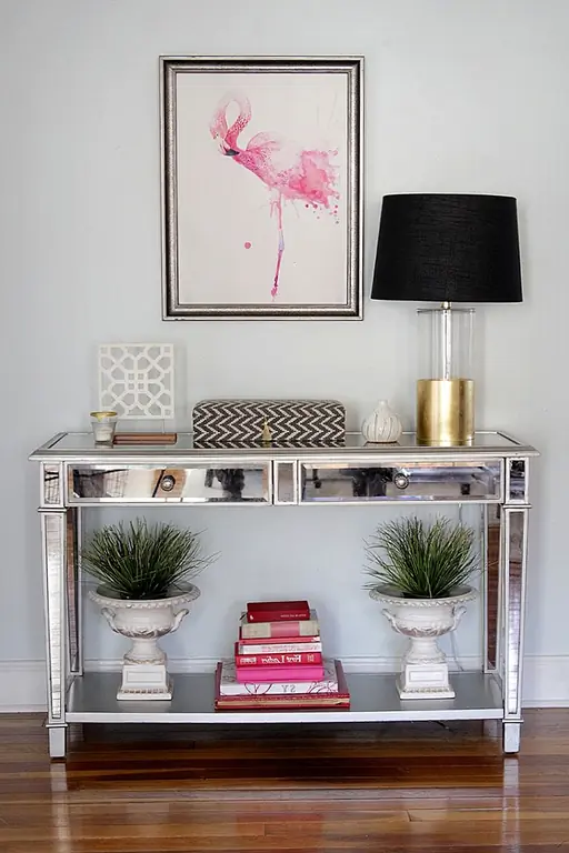 В конце концов, что бы вы ни выбрали для своей таблицы входа, убедитесь, что итоговый результат отражает вас. Если это не делает вас счастливыми, отправьте его и начните! Восстановите и настройте, пока у вас не будет входного пространства, которое заставляет вас вздыхать от счастья каждый день. (через Руководство по Глиттеру)