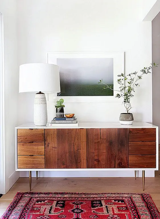 Сначала вам нужно выбрать стиль стола в столовой. Ваши варианты зависят от пространства, с которым вы должны работать. В большом подъезде, credenza делает прекрасный стол. В небольшом подъезде плавающая полка выполняет работу превосходно. Перед началом покупок убедитесь, что вы измеряете. (через Domaine)