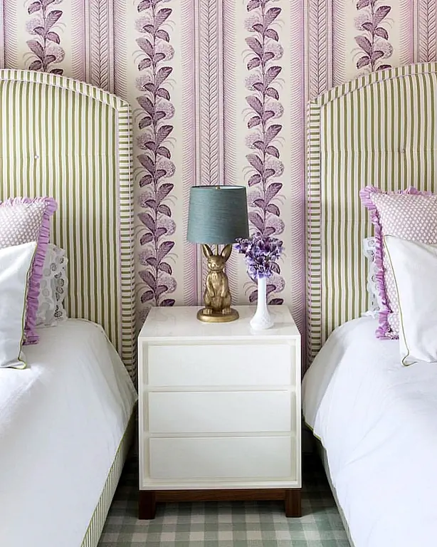 Ищете обои, которые опираются на традиционную сторону, но с ее собственным талантом? Выберите полосатый рисунок неожиданным цветом. Это отличный способ добавить современное ощущение в старый классический дом.