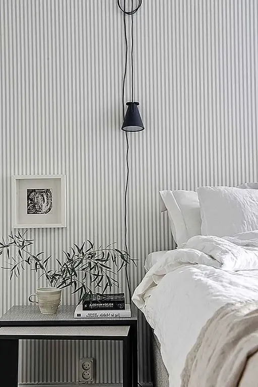 Возможно, вы находитесь на охоте за обои, которая является классикой и никогда не выйдет из моды. Пинтрипы для вас. Идите на серый или коричневый цвет, в зависимости от вашей цветовой схемы, и вам никогда не придется беспокоиться о том, чтобы изменить ее на что-то еще.