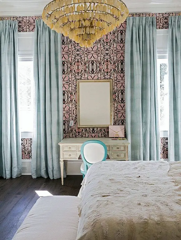 Поскольку мы в настоящее время смелы о розовом, кажется справедливым, что мы включаем немного розовых обоев. Этот загруженный геометрический узор почти похож на крылья бабочки, которые придают ему девическое качество. Идеально подходит для спальни вашей дочери или баскетбольной комнаты.