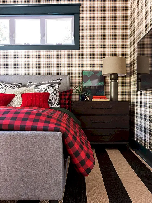 Что такое вневременное, уютное, деревенское и шикарное все одновременно? Плед. Покройте спальню своей каюты в клетчатых обоях, и вы создадите пространство, которое вы никогда не захотите покинуть.
