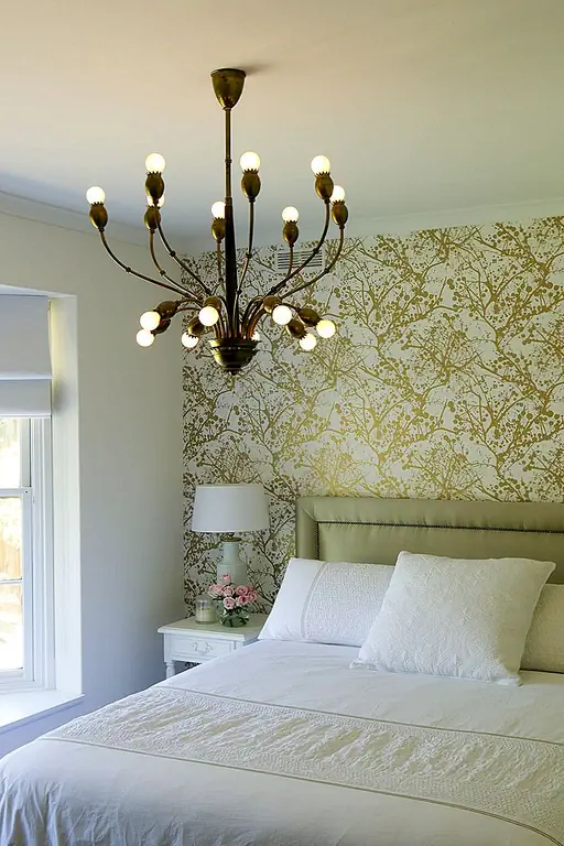 Кто может жаловаться, когда есть возможность принести немного дополнительной глэм в вашу спальню? Обои с золотым рисунком, даже если шаблон является абстрактным, заставит вас почувствовать, что королевская плата ложится спать каждую ночь.