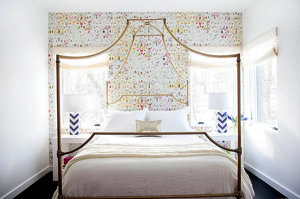 Для вас, любителей цветов, вот обои, которые мы все можем охватить. Белый фон держит вещи светлыми и воздушными, в то время как этот яркий образец является современным и захватывающим. Идеально подходит для тех, у кого есть радуга брошенных подушек на их кровати.