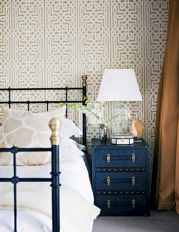 Шаблоны должны дополнять ваше пространство, а не контролировать его. Но насыщенный рисунок в нейтральном цвете может действительно выявить другие элементы в вашей спальне, например, вашу любимую кровать или красочное постельное белье.