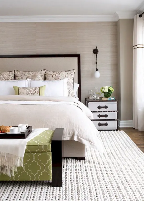 Для дизайнера, стремящегося создать спа-салон, например, чувствовать себя в своей спальне, найдите обои в нейтральном цвете с простой текстурой. Это легко приносит тепло в ваше пространство, не подавляя глаз.