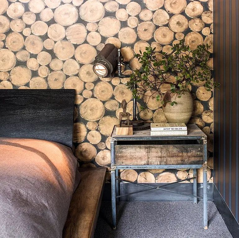 Проектируя деревенскую спальню, есть один очевидный вариант, когда дело доходит до обоев. Нет ничего более деревенского, чем журналы. Обои, подобные этому, заставляют вас думать о уютных ночах у камина и рождественских запахов, просто о том, что вы хотите плавать сквозь ваши мечты.