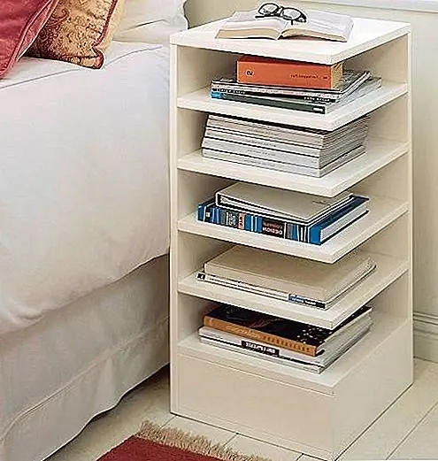 Для этих небольших книжных полках они функциональность - это улица с двусторонним движением. Вы не только держите свои книги внизу, но и можете держать лампу, каботажное судно и довольно маленькие никнеймы сверху! Это супер универсальный и стильный способ обновить тумбочку или боковой стол.