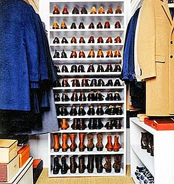 Книжные шкафы отлично подходят для сохранения всех ваших ботинок. Вы можете найти своих фаворитов в jiff. И вы можете очистить беспорядок, используя один из этих устройств в качестве вашего органайзера обуви.