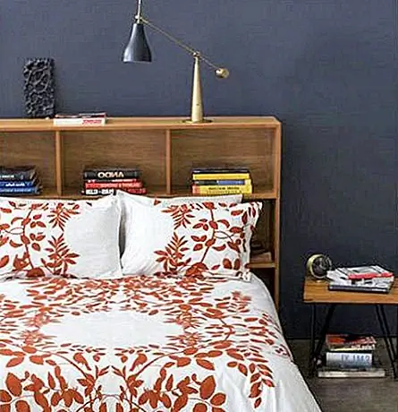 Да, книжные полки универсальны! Вы еще не поняли это? Вы можете легко создать забавную, эклектичную спинку кровати, просто используя книжный шкаф на своем месте. Держите очки для чтения, книги и сонную маску для глаз на верхних полках!