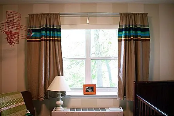 Возможности этого сладкого и шикарного небольшого количества бесконечны. Какой быстрый и простой способ украсить довольно шторные шторы! Размещение полос является ключевым здесь, почти на уровне глаз, а разнообразные ширины и оттенки ленты делают это интересным и красочным. Мне это нравится. {Найден на onelittleminuteblog}.