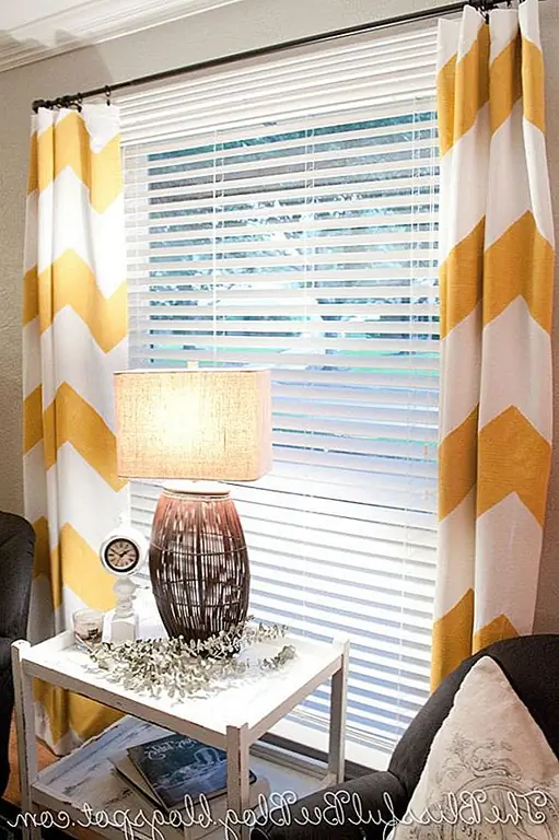 Это не намного легче, чем рисовать что-то, чтобы придать ему новый, новый вид. Вытащить шаблон шеврона - это, безусловно, самая трудоемкая часть. Эти занавески смелые, графические и сказочные. Желтая краска - отличный выбор здесь, хотя это, конечно, легко настраивается, чтобы соответствовать вашему собственному пространству. {Найден на blissfulbeeblog}.