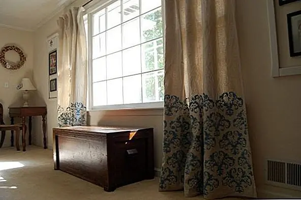 Эти шторы являются сказочно стильным способом для апгрейдов капельниц! Трафарет на нижней части дает рисунок драпировки и очень легкий внешний вид. Они прекрасны, и мне нравится, насколько они прочны и долговечны - отлично подходят для фильтрации света, когда занавески рисуются. И, как всегда, с любым DIY, трафарет может быть любым, что вам нравится, что работает в вашем пространстве. Невероятно. {Найдено на creativeoutletsofriftymindedmomma}.