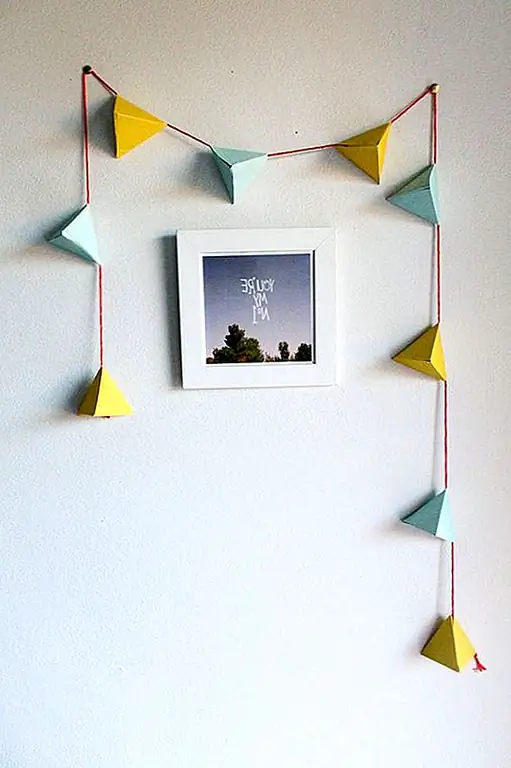 Сядьте и создайте веселую гирлянду, чтобы одеть свои комнаты. Независимо от того, является ли это геометрическим только кучу веселых красочных горошек, гирлянда является одним из лучших и самых простых DIY для ваших детей. Получите творческий подход, и дети представили дизайн. Затем украсьте спинку кровати, двери или платья!