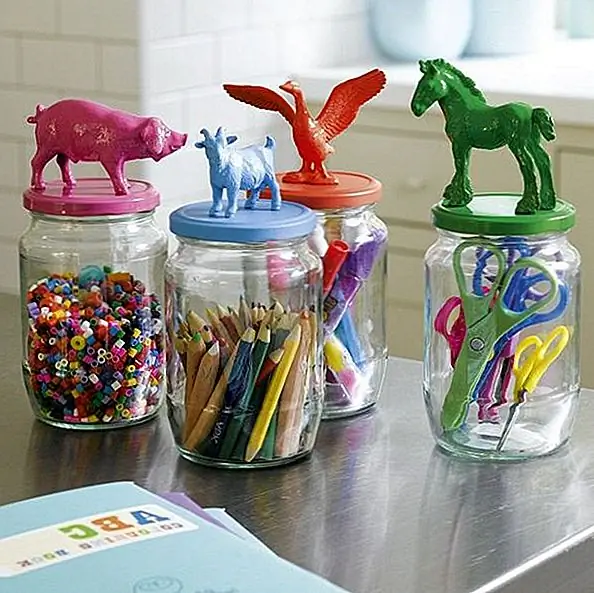 Мейсонские банки отлично подходят для организации так много разных предметов, особенно для детей и ремесел. Но мы нашли восхитительный способ сделать банки функциональными и одобренными ребенком стильными. С некоторыми маленькими пластиковыми животными, фигурами действий или куклами, которые вам нужны, это немного краски и клей, чтобы сделать каждый контейнер немного более праздничным.