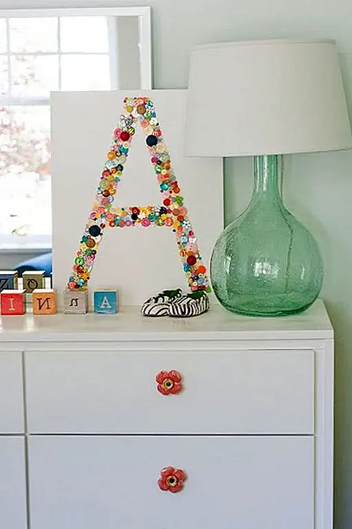 Есть так много ремесел кнопок, чтобы повеселиться, но это идеальный DIY для начала. Заверните кучу веселых кнопок и начните склеивать начальную часть вашего киддо. Конечно, вы всегда можете делать веселую форму, как сердце или даже бейсбол! Вы можете использовать множество цветов или вы можете придерживаться цветовой палитры уже в комнате, в которую вы ее разместите.