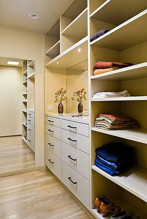 Я почти уверен, что идеальный шкаф - это встроенные стеллажи от стены до стены. Конечно, это не всегда возможно, но когда это так, это мечта организатора. Полки, в частности, такие, как разные высоты на этой фотографии, позволяют легко разделять. Бонус встроенных полок состоит в том, что все находится в непосредственном зрении, что облегчает поиск и хранение предметов.