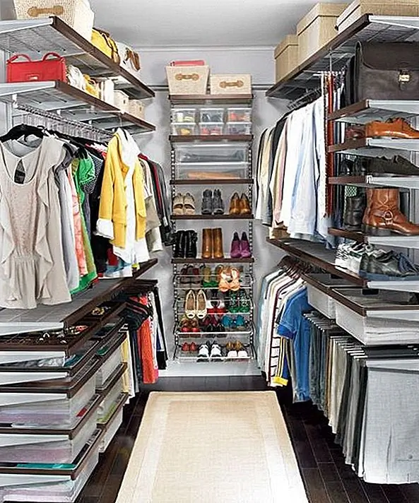 Независимо от размера вашего шкафа, вы почти всегда можете использовать вертикальное пространство немного в свою пользу. Штабелируемые коробки, полки поверх (или ниже) висячих стержней и разные пространства для хранения - это все методы, которые помогут вам увеличить вертикальное пространство для хранения, которое предлагает ваш шкаф.